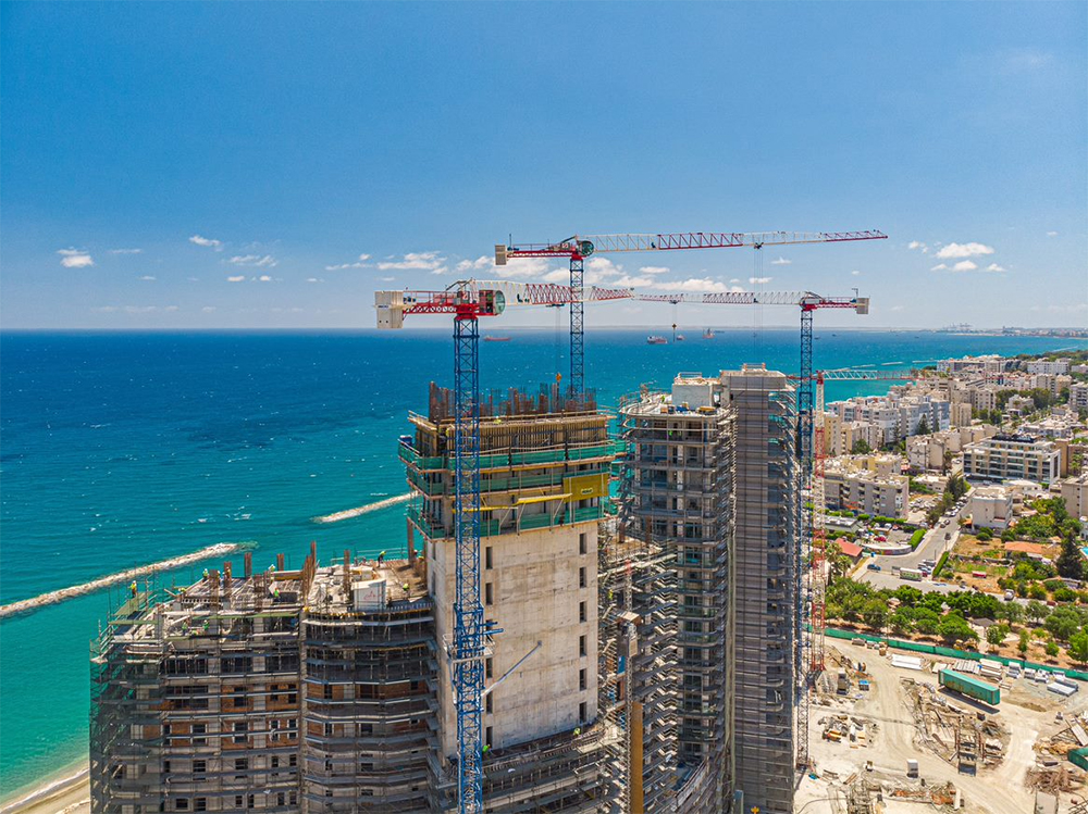 رافعات برجية من Raimondi تعمل في موقع إنشاء أبراج ساحلية